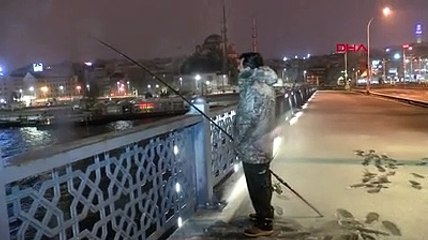 Kar yağışına rağmen yasak kalkınca Galata Köprüsü'ne balık tutmaya koştular