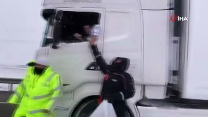 Kar ve fırtınanın ortasında kalan tır sürücülerinin imdadına AFAD ekibi yetişti
