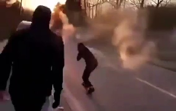 Poissy - Les images de ces policiers attaqués à grands coups de mortiers lors d'une intervention par une trentaine de jeunes aux cris de Tuez-les