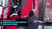 Edirne'de AFAD, yolda kalan tır sürücülerine kumanya dağıttı