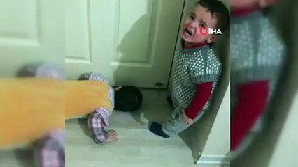 Minik ikizlerin birbirlerinin üzerine basarak kapı açma numarası görenleri şaşırttı