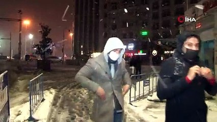 Taksim Meydanı kar yağışı ile birlikte beyaza büründü