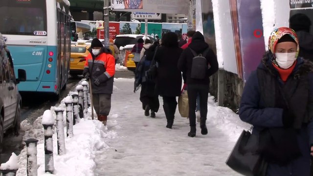 Buzlanmaya karşı yollarda kar temizliği