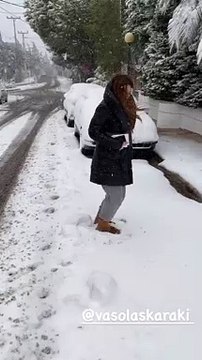 Βάσω Λασκαράκη: Ο Σουλτάτος την απαθανατίζει να χορεύει αμακιγιάριστη στο χιόνι!