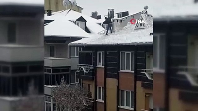 Çatıda tehlikeli kar temizleme anı kamerada