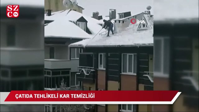 Çatıda tehlikeli kar temizleme anı kamerada