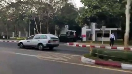 La folla sfida i carri armati in Myanmar mentre i generali oscurano internet