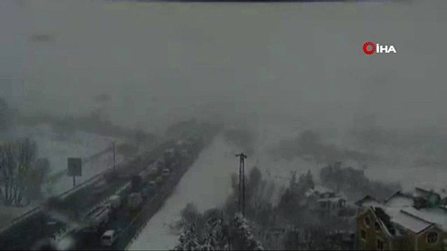TEM otoyolu Selimpaşa - Celaliye arasında yoğun kar yağışı nedeniyle tır kazası meydana geldi. Trafik kaza nedeniyle İstanbul yönünde tamamen durdu. Ekiplerin kazaya müdahalesi sürüyor .