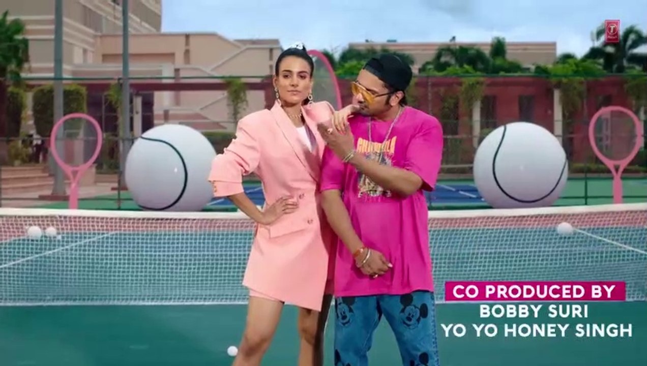 First Kiss_ Yo Yo Honey Singh Ft. Ipsitaa _ Bhushan Kumar _ Lil Golu_ Singhsta_ Hommie D_ DirGifty(480P)