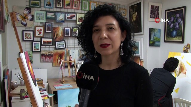 Tuvalde gördüğü resimleri minik doğal taşlar üzerine nakşetti