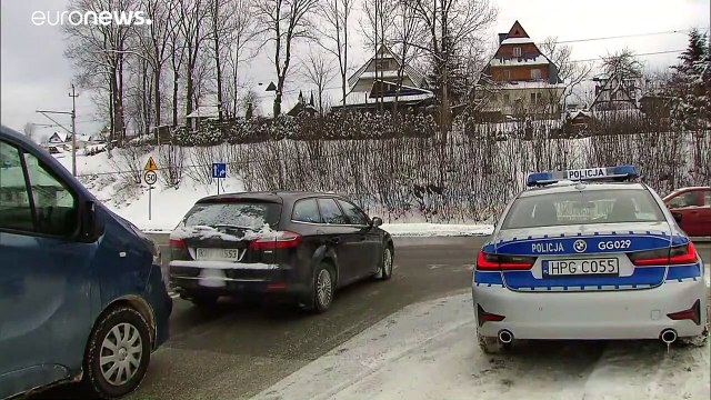 شاهد: البولنديون يتدفقون إلى المنتجعات مع تخفيف إجراءات الإغلاق