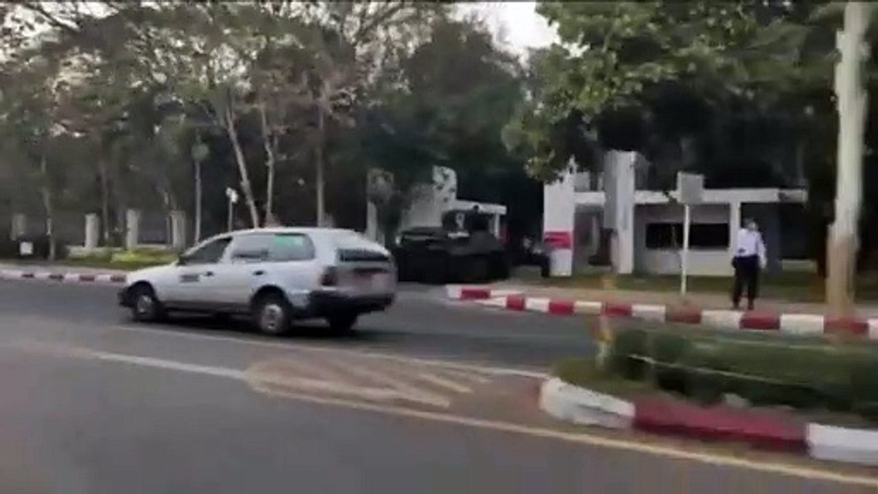 Proteste gegen militärputsch - panzer und gesperrtes internet