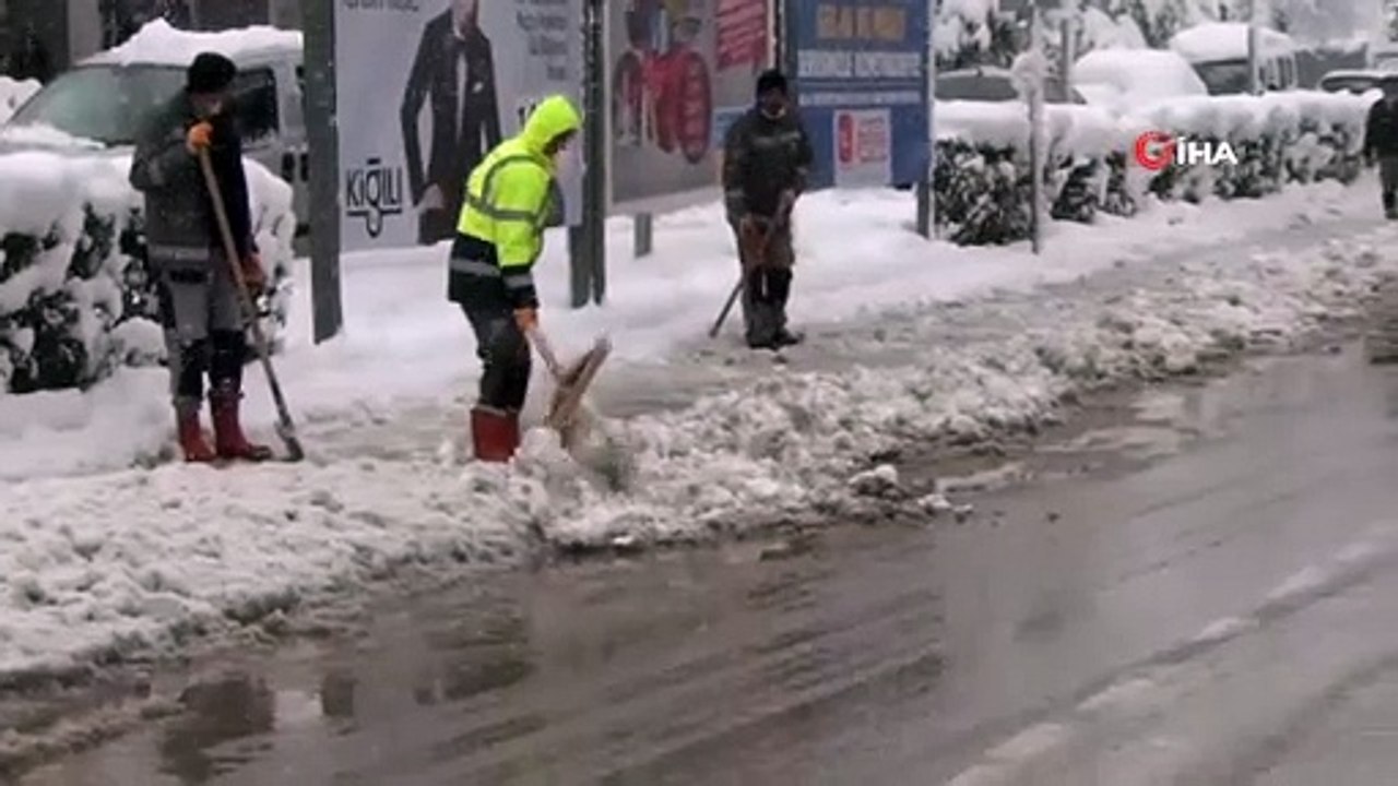 İnegöl'de kar yağışı sürüyor