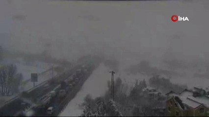 TEM'de zincirleme kaza! İstanbul yönü ulaşıma kapandı