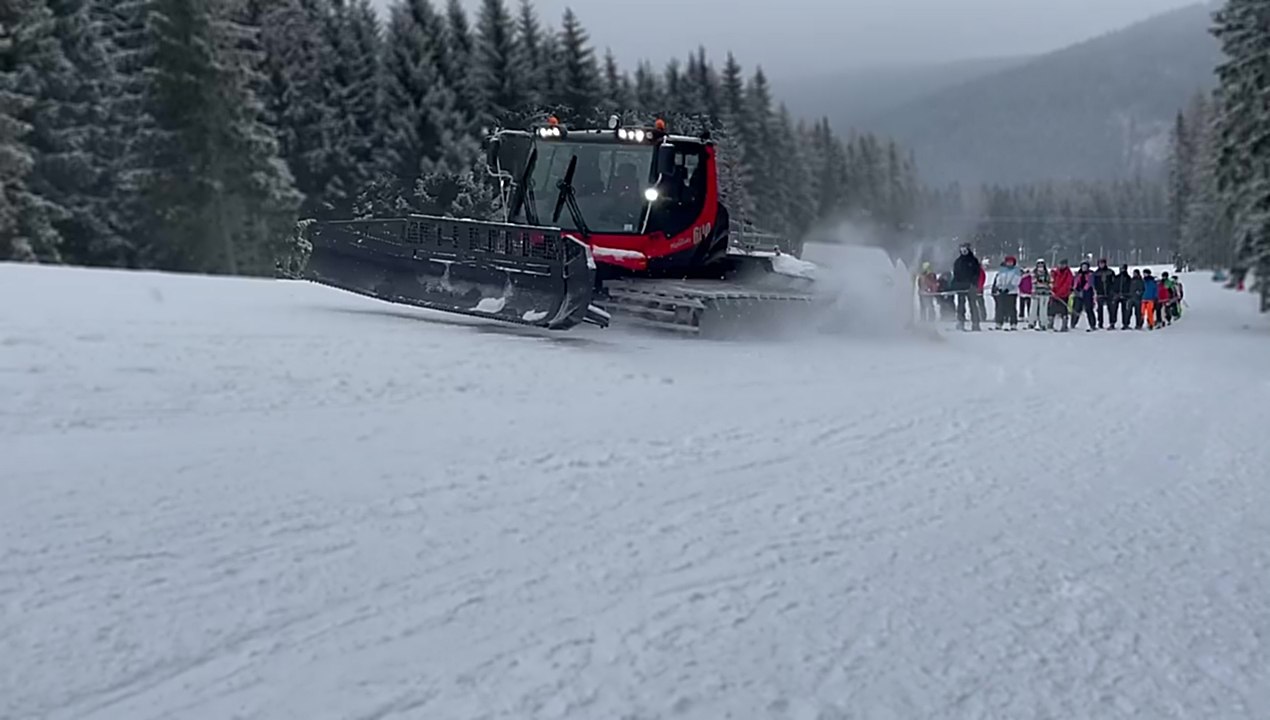 Une dameuse tire des skieurs