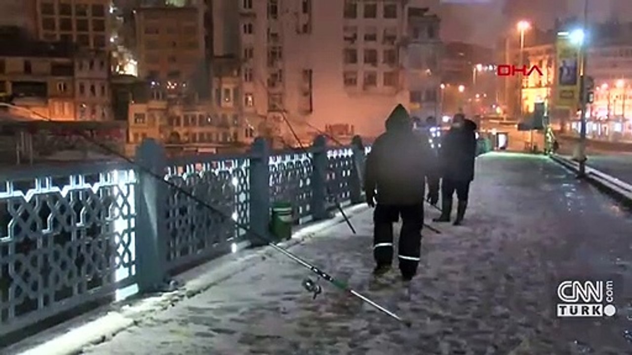 Olta balıkçılarının balık sevdası... Soğuğu ve karı umursamadılar