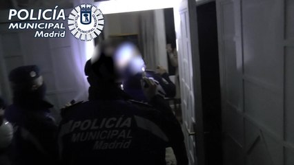 Desalojado un restaurante con 16 personas escondidas que celebraban una fiesta ilegal