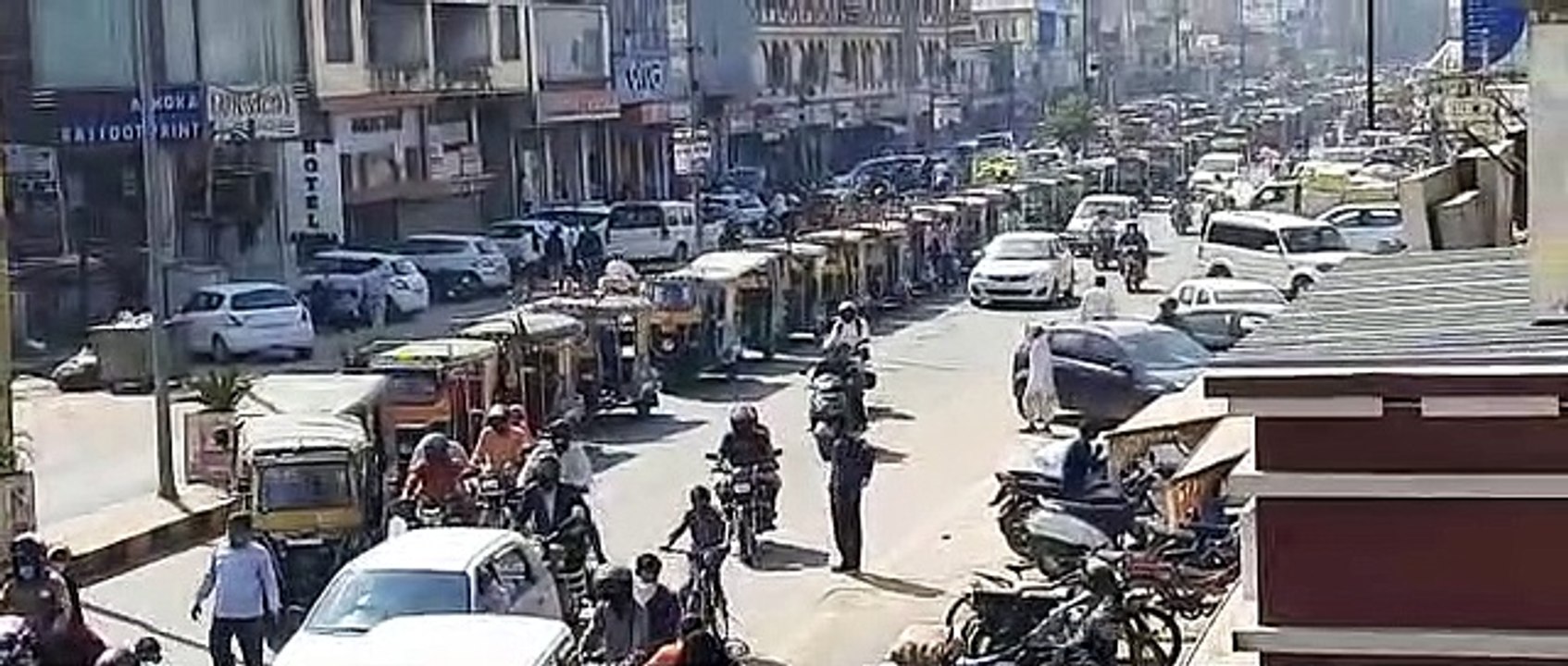 ऑटो रैली से जाम हुआ शहर, आंदोलन की चेतावनी