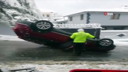 Çocuklarını hastaneye yetiştirmeye çalışan aile kaza yaptı... Dehşet anları kamerada