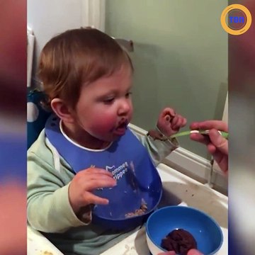 Ce bébé goûte du chocolat pour la première fois et sa réaction est exceptionnelle !