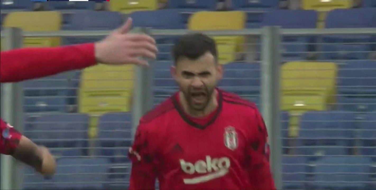 Le magnifique but de Ghezzal pour Besiktas