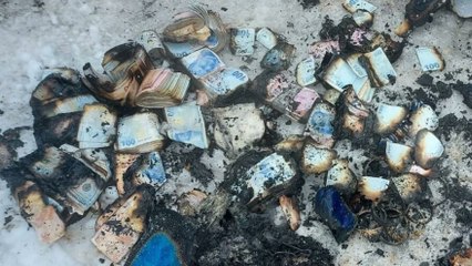 Yanan prefabrikten tomar tomar para ve altın çıktı