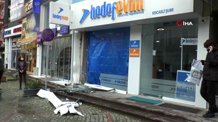 Önce park halindeki otomobile çarpıp, daha sonra iş yerine daldı: 1 yaralı