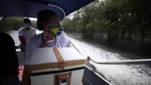 La vacuna llega en barca a los indígenas del Amazonas