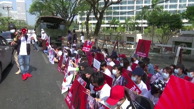 미얀마 만달레이서 시위대 향해 발포...고무탄 등 사용 / YTN