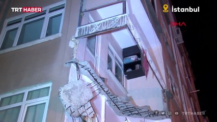 İstanbul’da 3 katlı binanın ikinci katındaki balkon çöktü