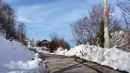 Karla kaplı dağ eteklerindeki göledin görsel şöleni mest etti