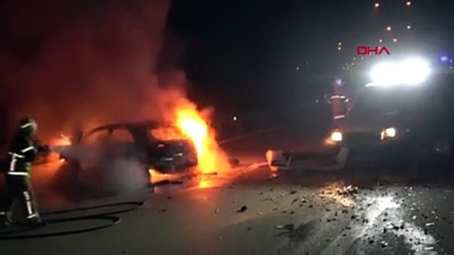 150 kilometrelik kovalamacanın ardından polis barikatına çarpan otomobil alev aldı; 1'i polis 2 yaralı