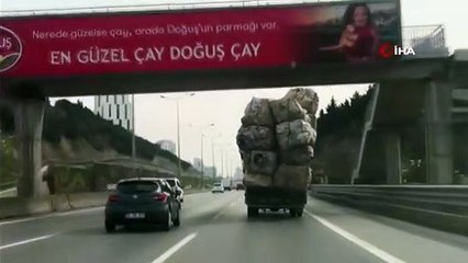 Kasası aşırı yük dolu olan kamyonetin tehlikeli yolculuğu kamerada