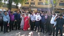 शाजापुर: बैंक सील होने के मामले में बैंक कर्मी एकजुट होकर पहुंचे कलेक्ट्रेट कार्यालय