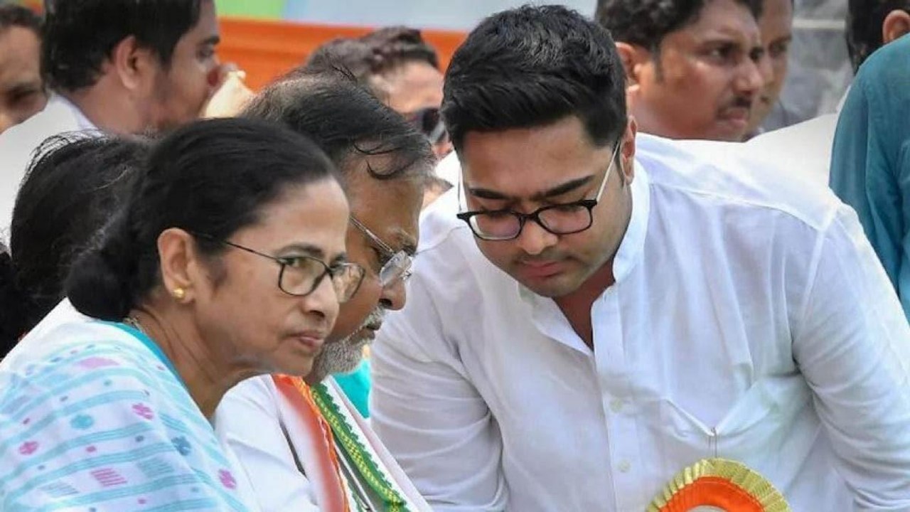 Mamata leaves Abhishek's house right before CBI reaches
