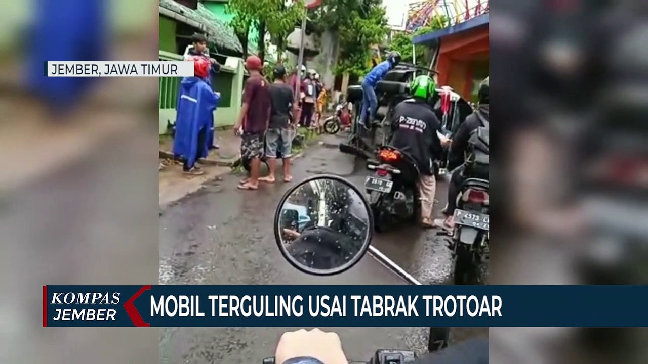 Mobil Terguling Usai Tabrak Trotoar, Beruntung Penumpang Selamat