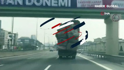 Aşırı yüklü kamyonet trafikte tehlike saçtı