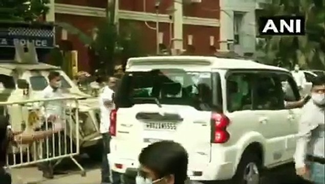 सीबीआई की टीम से ठीक पहले भतीजे अभिषेक और उसकी पत्नी से मिलने पहुंच गई ममता बनर्जी, देखें वीडियो