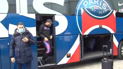 Neymar y Mbappé, los más aclamados en la llegada del PSG a Barcelona