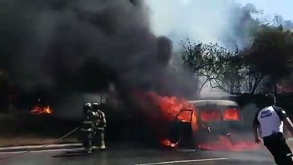 Vehículo se incendia en calzada la Paz zona 5-