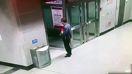 Fedakar baba kızı ödevini yapabilsin diye tren istasyonuna götürdü