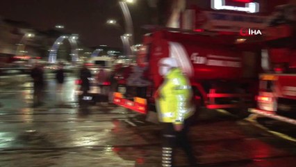 Zeytinburnu’nda 4 katlı binanın çatısı alev alev yandı