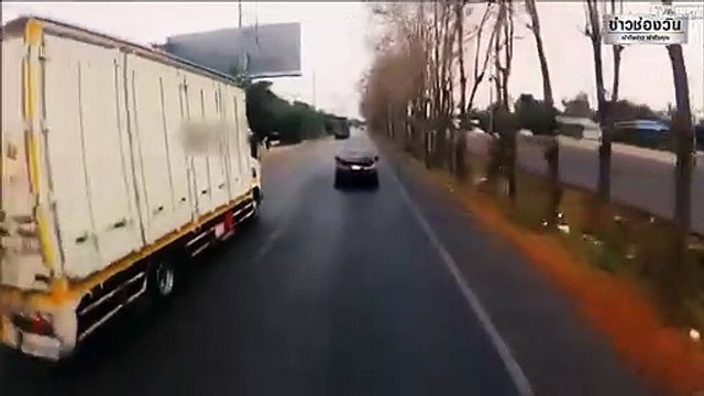 Un automobiliste pile pour faire enrager un routier mais va le regretter