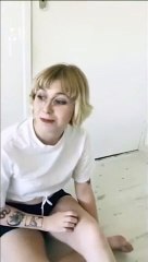 Elle entend pour la première fois grâce à des implants, sa réaction est incroyable