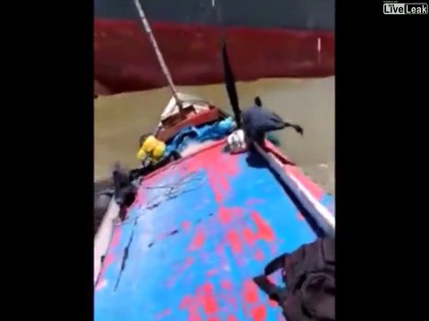 Un petit bateau se retrouve sur la route d'un paquebot et coule en quelques secondes