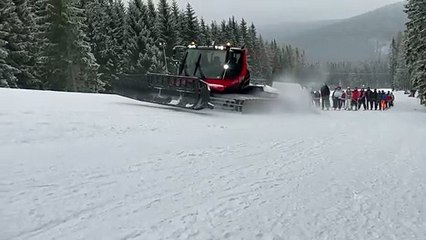 Pas de remontée mécanique... Pas de soucis, cette dameuse tire les skieurs