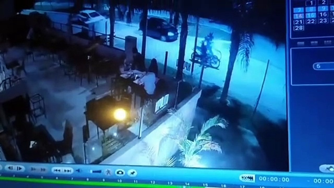 Policías agarraron del cuello a un delivery, lo arrojaron al piso y luego lo golpearon