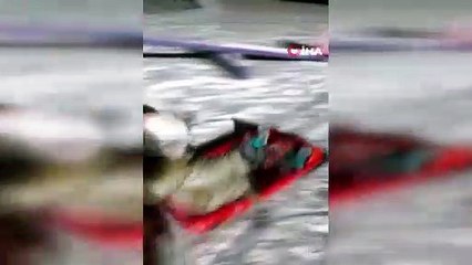 Başkent'te vatandaşlar kar yağışının tadını poşetlerle kayarak çıkardı