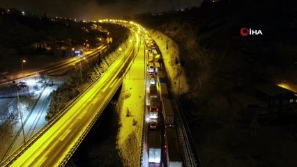 Yoğun kar yağışı TEM’i kapattı, sürücüler yolda mahsur kaldı