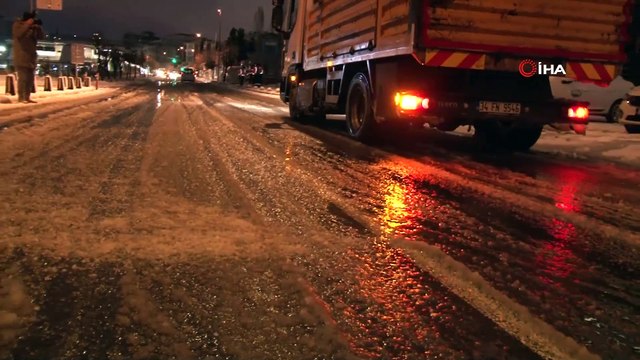 Küçükçekmece Belediyesi’nden ilçe genelinde kar küreme ve tuzlama çalışması